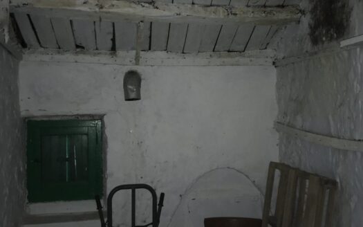 Casa tradizionale in pietra con giardino nel villaggio di tselentata