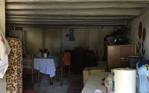 Casa tradizionale in pietra con giardino nel villaggio di tselentata